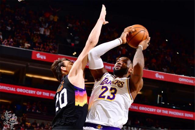 莱万刷新里程碑，圣安东尼奥马刺常规赛力克菲尼克斯太阳，晋级概率达73％的简单介绍